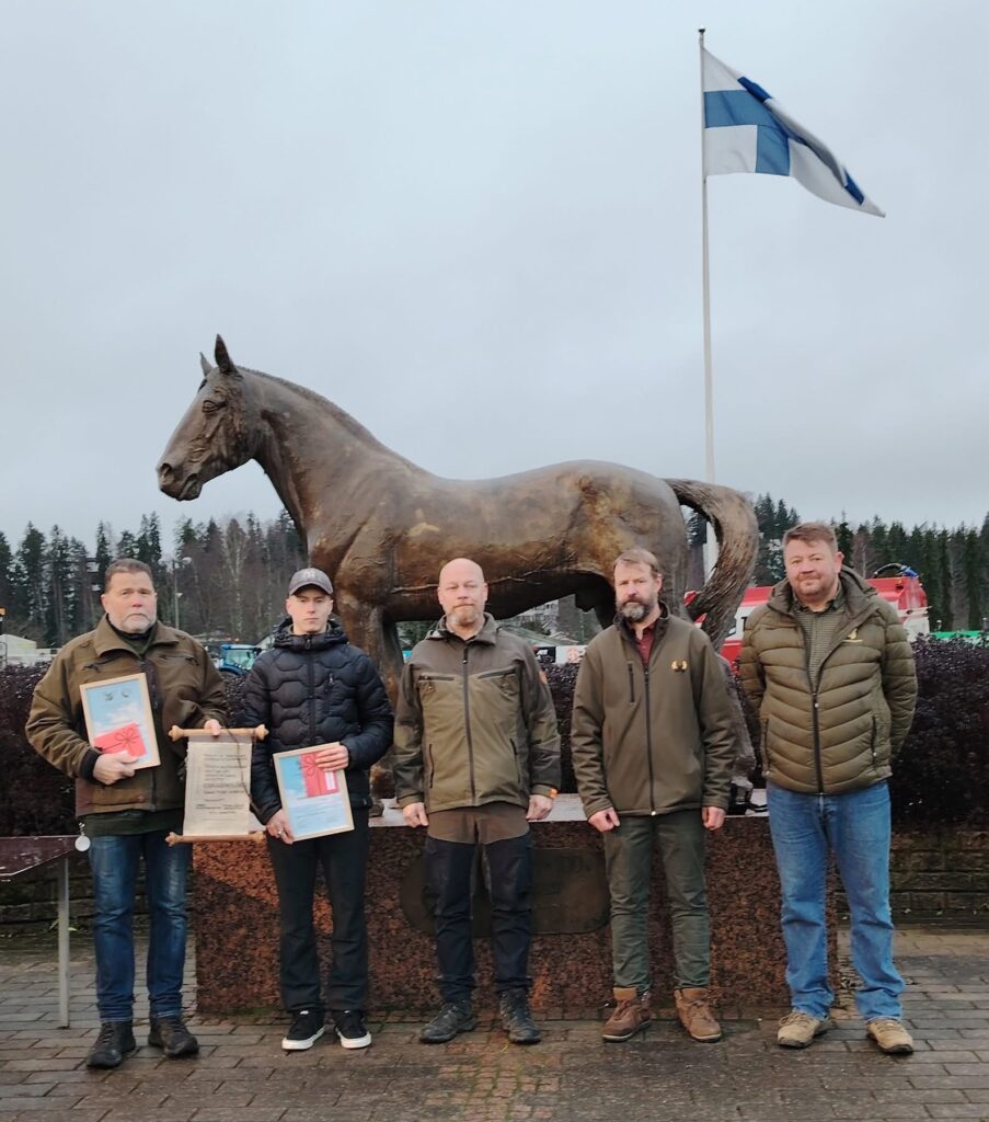 Vuoden 2025 erähenkilö Jorma Kuivanen, vuoden eränuori Jesse Vainikka, Suomen Metsästäjäliiton puheenjohtaja Petteri Lampinen, Kymenläänin Kennelpiirin edustaja Petri Puhjo ja Suomen Metsästäjäliiton Kymen piirin puheenjohtaja Toni Penttinen